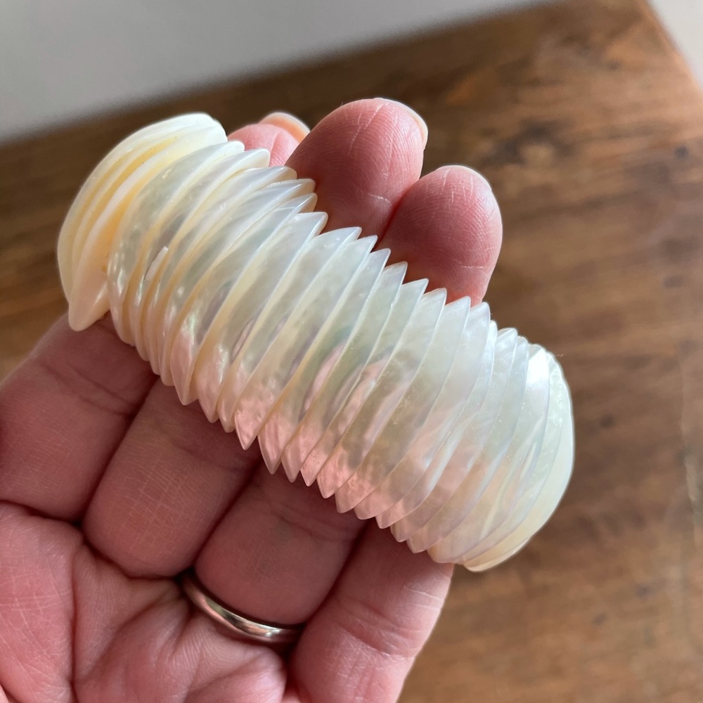 Handmade Seashell Stretchy Bracelet - Picture 3 of 4